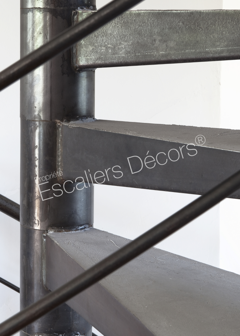 Photo SH26 - Gamme Initiale - SPIR'DÉCO® Contemporain avec limon. Escalier semi-standard d'intérieur au design contemporain en acier et béton. Vue 3